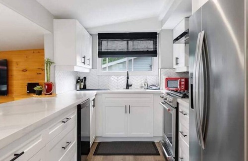 Selkirk Cottage | Willow by the Lake