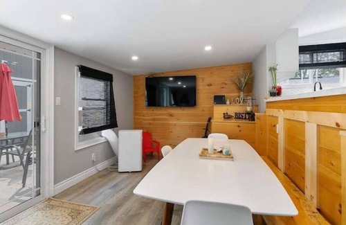 Selkirk Cottage | Willow by the Lake