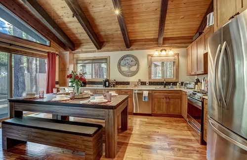 Tahoe Paradise House | Willow's Hideaway - Pet friendly cozy cabin!