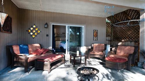 Langford House | Willow Suite - Lakeside Retreat