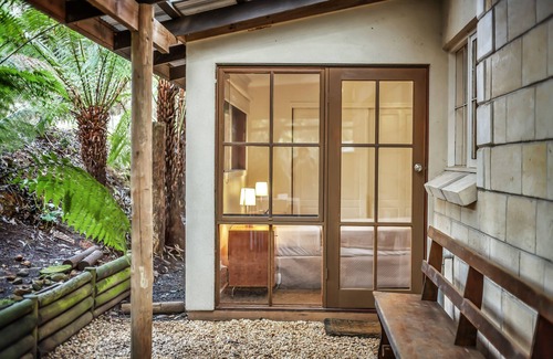 Mount Dandenong House | Windmill lodge: Private rainforest with river