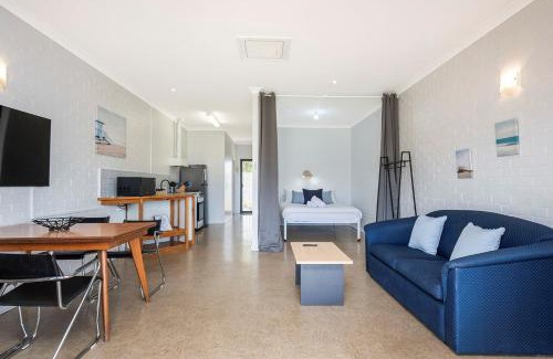 Lancelin Apartment | Windsurfer Beach Chalet 5