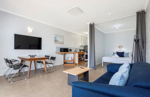 Lancelin Apartment | Windsurfer Beach Chalet 5