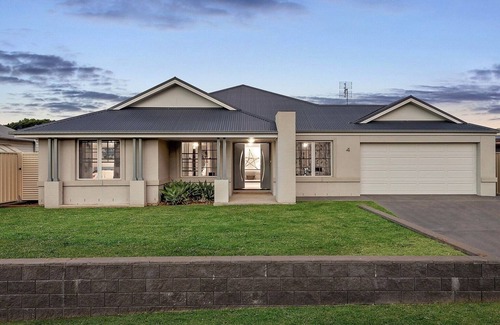 Cessnock House | Wine Down Manor - Large and Stunning 5 Bedroom Home in the Hunter Valley