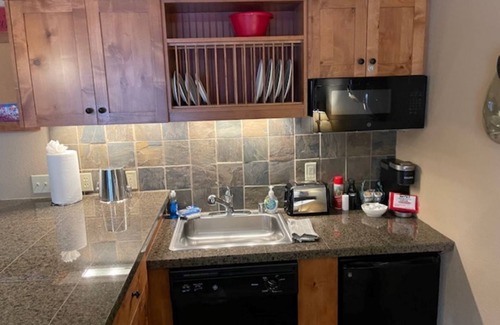 Kellogg Condo | Wine 🍇Resort Room *Snow * Mtn Bike * Hiawatha *