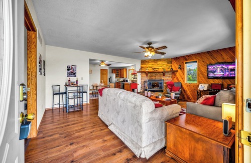 Adrian Cabin | Wine & Vinyl Vacation Home ~ Wine, Vinyl Records, Popcorn Machine, Private Deck