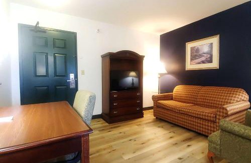 Austintown Hotel | Wingate by Wyndham Youngstown - Austintown