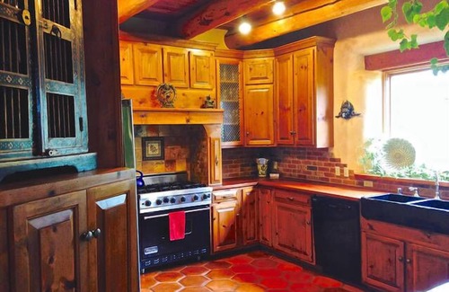 Valdez House | Winsor Castle & Ski Retreat! 15 min to Ski Lifts and Taos Plaza