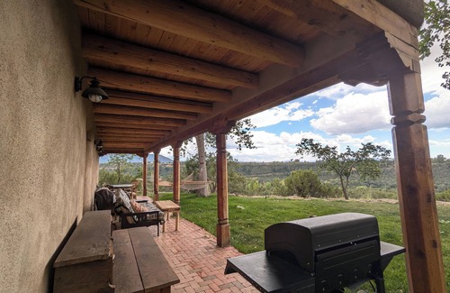 Valdez House | Winsor Castle & Ski Retreat! 15 min to Ski Lifts and Taos Plaza