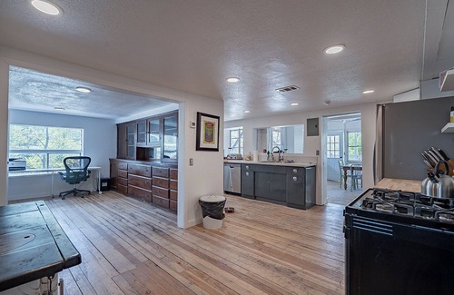 Southside House | Wise industrial update on fashionable "warehouse style" apartment" Shower Rocks