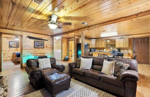 Broken Bow Cabin | Wisteria Cabin | Cozy 2BR, Hot Tub & Family Fun