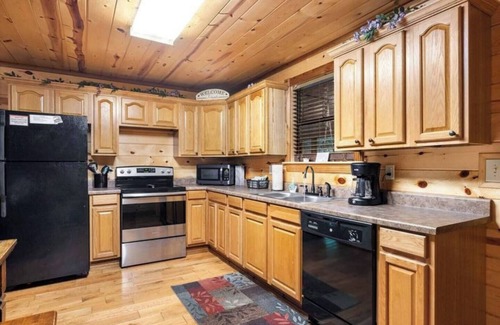 Broken Bow Cabin | Wisteria Cabin | Cozy 2BR, Hot Tub & Family Fun