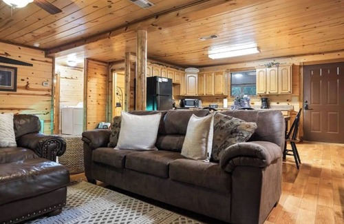 Broken Bow Cabin | Wisteria Cabin | Cozy 2BR, Hot Tub & Family Fun