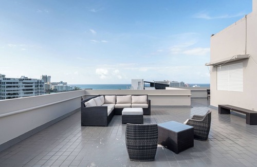 Miramar Apartment | With Balcony | King Bed | Free Parking | AC
