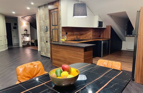 Kentron Apartment | With modern amenities, plenty of space, panoramic window. Pet friendly.