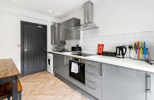 Forest Fields Apartment | Wiverton Apt #5 - Central Location - Free Parking, Fast WiFi and Smart TV by Yoko Property