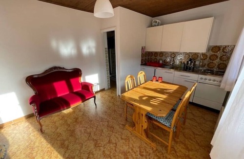 Calpiogna Apartment | Wohnung mit Parkplatz-terrasse-küche-berg Aussicht