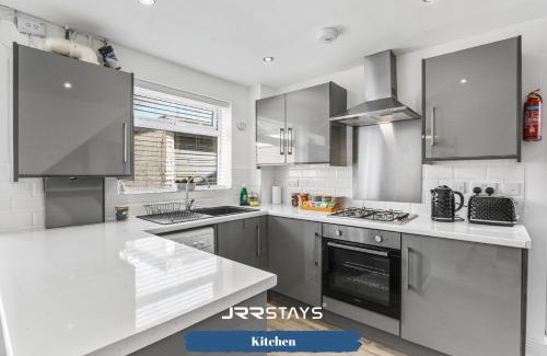 Wolverhampton House | Wolverhampton - Amazing 3 Bedroom, Sleeps 6, Wi-Fi - JRR Stays