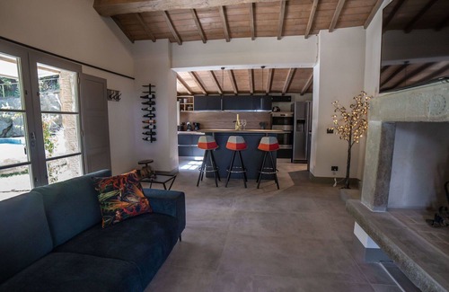 Passignano sul Trasimeno House | Wonderful private villa with A/C, private pool, WIFI, TV, patio, pets allowed and parking