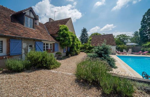 Saint-Denis-sur-Loire House | Wonderful private villa for 6 guests with WIFI, private pool, TV, terrace, pets allowed and park.