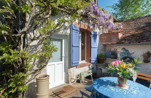Saint-Denis-sur-Loire House | Wonderful private villa for 6 guests with WIFI, private pool, TV, terrace, pets allowed and park.
