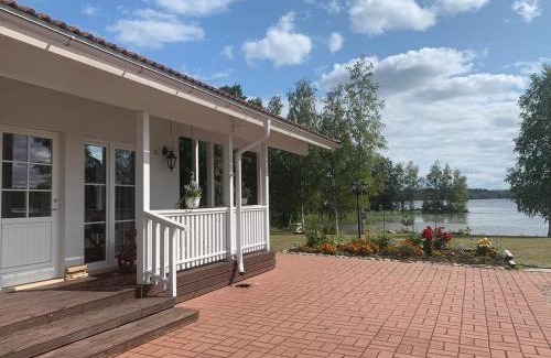 Maentsaelae House | Wonderful cottage by the lake