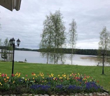 Maentsaelae House | Wonderful cottage by the lake