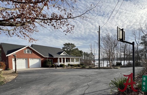 Centre House | Wonderful House on Weiss Lake! Two piers and nearby boat launch. Sleeps 16