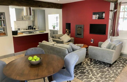Viviers House | Wonderful private villa for 4 guests with WIFI, TV, terrace, pets allowed and parking