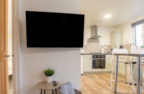 Helford Passage House | Wonderful private villa with WIFI, hot tub, TV, pets allowed, panoramic view and parking