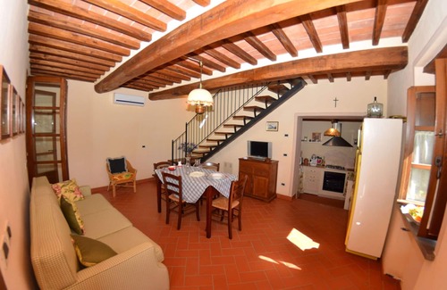 Cascine-La Croce Villa | Wonderful private villa with WIFI, private pool, A/C, veranda, pets allowed, parking, close to Lucca