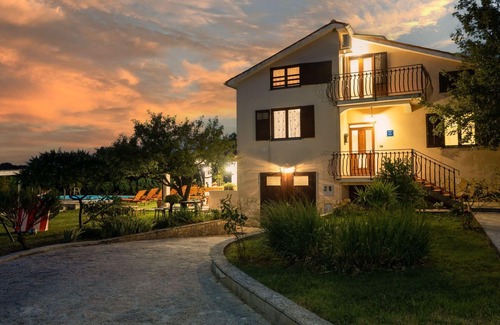 Pican House | Wonderful private villa with private pool, A/C, WIFI, TV, terrace, pets allowed and parking