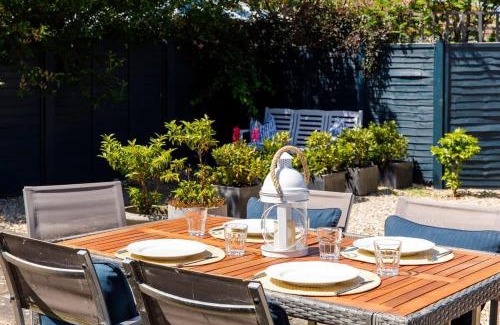 Selsey House | Wonderful Seafront Home - Panoramic Ocean Views