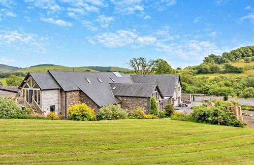 Devils Bridge House | Wonderful villa for 19 people with WIFI, hot tub, pets allowed and parking