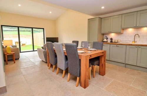 Little Rissington House | Wonderful villa for 6 guests with WIFI, hot tub, pets allowed and parking