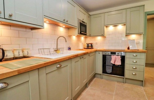 Little Rissington House | Wonderful villa for 6 guests with WIFI, hot tub, pets allowed and parking