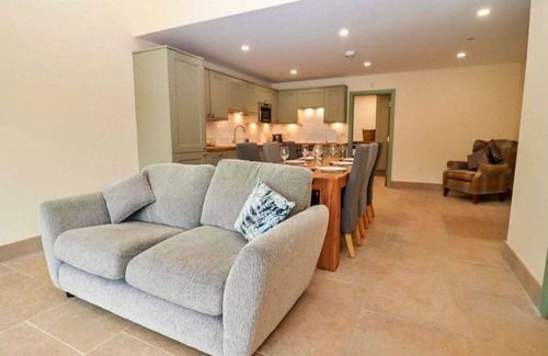 Little Rissington House | Wonderful villa for 6 guests with WIFI, hot tub, pets allowed and parking