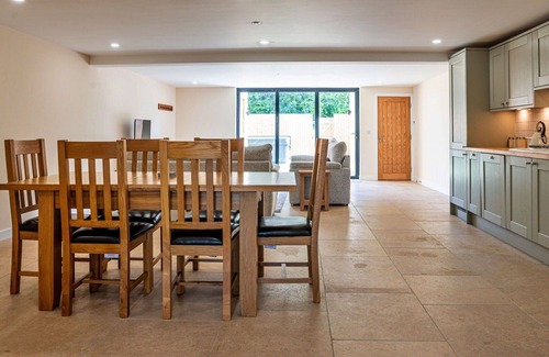 Little Rissington House | Wonderful villa for 6 people with hot tub, WIFI, pets allowed and parking