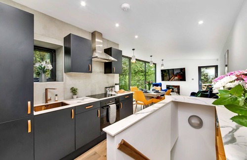 Cragg Vale House | Wonderful villa for 6 people with WIFI, TV, balcony, pets allowed and parking