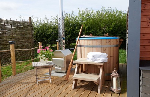 Cropredy House | Wonderful villa for 4 guests with hot tub, terrace, pets allowed and parking