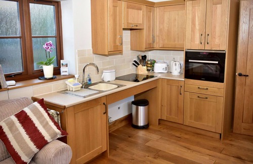 Wollerton House | Wonderful villa for 3 guests with TV, pets allowed and parking
