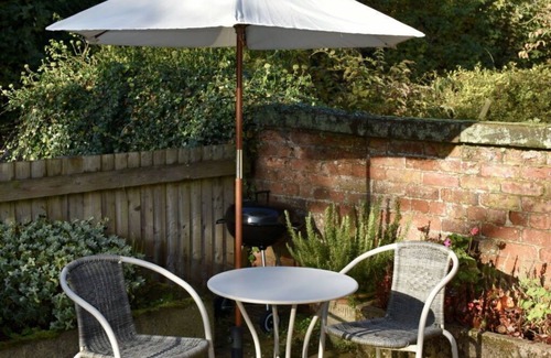 Wollerton House | Wonderful villa for 3 guests with TV, pets allowed and parking