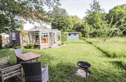 Heathfield Cottage | WOOD GLEN COTTAGE, romantic, with open fire in Rushlake Green