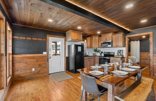 South Pittsburg Cabin | Wood Haven Cabin with a hot tub, fire pit, & indoor pool!
