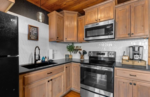 South Pittsburg Cabin | Wood Haven Cabin with a hot tub, fire pit, & indoor pool!