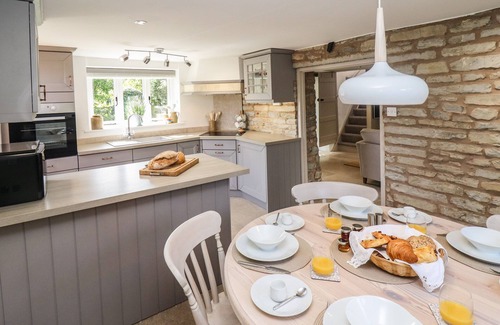 Pitchcombe Cottage | WOODBINE COTTAGE, pet friendly, with open fire in Bidford-On-Avon