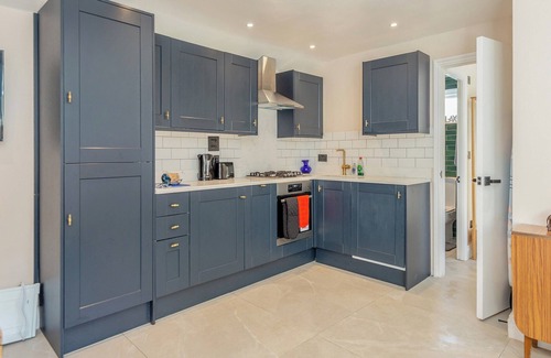 Leatherhead Cottage | Woodcutter Cabin - UK48831