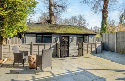 Leatherhead Cottage | Woodcutter Cabin - UK48831