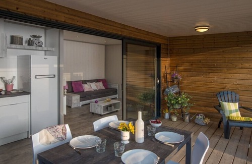 Saint-Constant-Fournoules Ski Chalet | Wooden chalet in a small campsite 3 stars