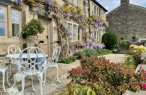 Almondbury House | Woodlea Cottage